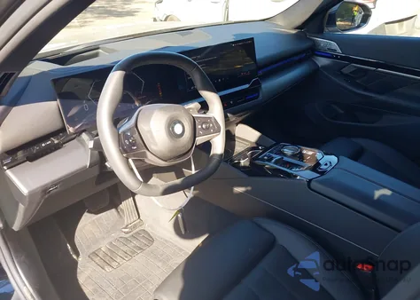 2025 BMW 530I xDrive z USA, uszkodzony, nr VIN WBA53FJ07SCU42951